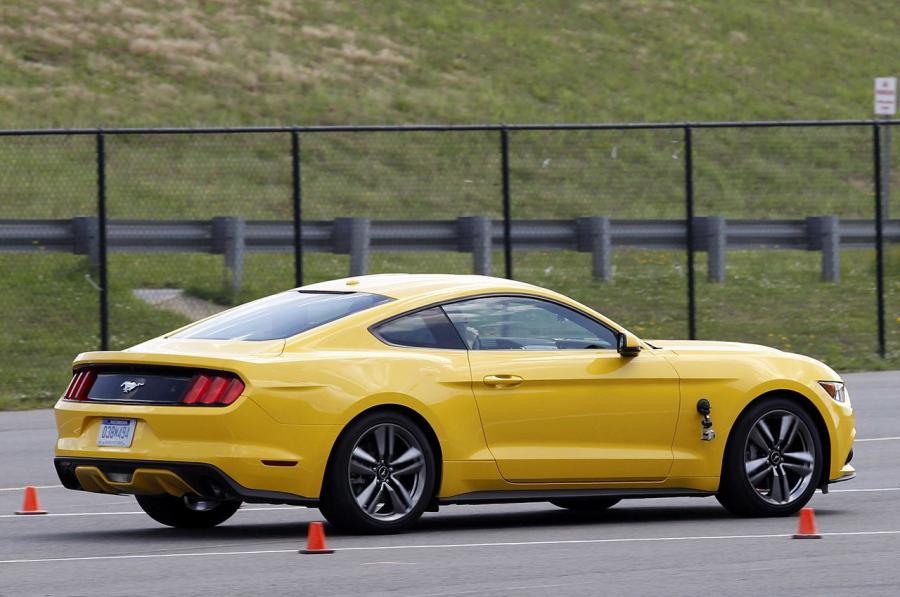  Ford Mustang EcoBoost 2015 года  (фото 2 из 20)